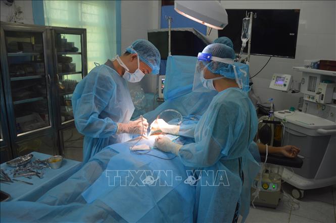 Dù cách trở về mặt địa lý nhưng công tác chăm sóc và bảo vệ sức khỏe cho bộ đội, cán bộ, chiến sĩ, nhân dân và ngư dân trên huyện đảo Trường Sa luôn được Đảng, Nhà nước quan tâm và triển khai một cách hiệu quả. Những thầy thuốc nơi đây đã nỗ lực hết mình để đảm bảo sức khỏe cho người dân, đặc biệt là những trường hợp cấp cứu khẩn cấp. Trong ảnh: Bác sĩ tại Bệnh xá quân y đảo Song Tử Tây phẫu thuật cho ngư dân gặp nạn trên biển. Ảnh: Hữu Quyết - TTXVN