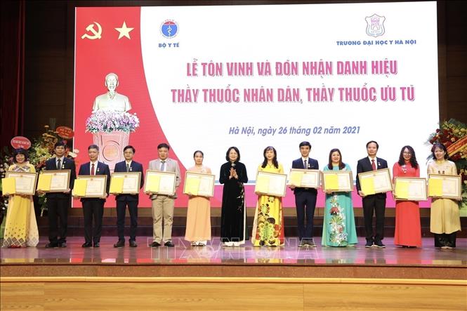 Chiều 26/02/2021, tại Hà Nội, Trường Đại học Y Hà Nội (Bộ Y tế) tổ chức Lễ tôn vinh và đón nhận danh hiệu “Thầy thuốc Nhân dân, Thầy thuốc Ưu tú”. Phó Chủ tịch nước Đặng Thị Ngọc Thịnh đến dự và trao tặng danh hiệu “Thầy thuốc Nhân dân, Thầy thuốc Ưu tú” cho các cá nhân thuộc Đại học Y Hà Nội. Ảnh: Minh Quyết - TTXVN