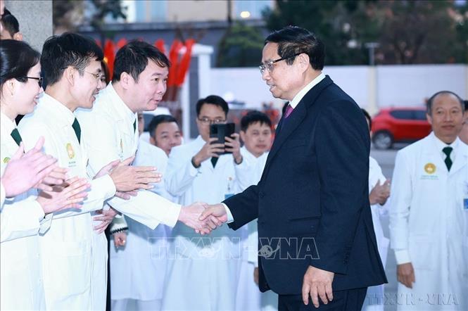 Thủ tướng Phạm Minh Chính đến thăm, chúc mừng đội ngũ cán bộ, bác sĩ, y sĩ, nhân viên y tế Bệnh viện Quân y 103 (Học viện Quân y) nhân kỷ niệm 70 năm Ngày Thầy thuốc Việt Nam (24/02/2025). Ảnh: Dương Giang - TTXVN
