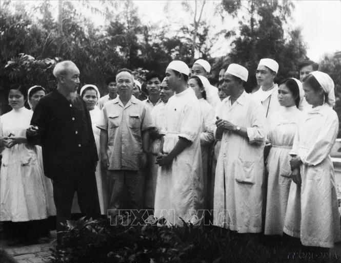 Chủ tịch Hồ Chí Minh thăm và nói chuyện với cán bộ, nhân viên bệnh xá vân Đình, Hà Đông, lá cờ đầu của ngành y tế toàn miền Bắc (4/1963). Ảnh: TTXVN