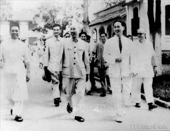 Chủ tịch Hồ Chí Minh đến thăm Bệnh viện Việt Đức (1956). Ảnh: TTXVN