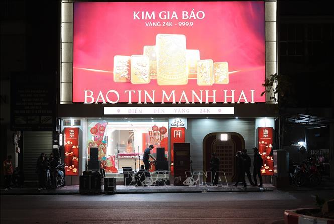 Trời còn chưa sáng, nhiều người đã có mặt, kiên nhẫn chờ đến lượt giao dịch trong ngày vía Thần Tài. Ảnh: Lê Đông - TTXVN