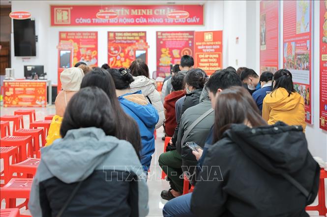 Không khí nhộn nhịp từ khoảng 4h sáng, dòng người nối dài tại cửa tiệm vàng trong ngày vía Thần Tài. Ảnh: Lê Đông - TTXVN