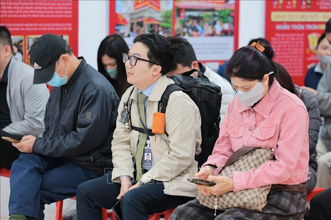 Người dân tranh thủ đi sớm xếp hàng, mong mua được chút vàng lấy may cho năm mới thuận lợi. Ảnh: Lê Đông - TTXVN