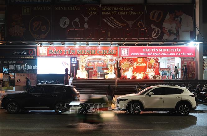 Nhiều người đã có mặt từ sớm, chờ đến lượt giao dịch trong ngày vía Thần Tài. Ảnh: Lê Đông - TTXVN