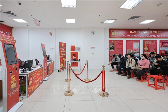 Người dân tranh thủ đi sớm xếp hàng với mong muốn mua được vàng lấy may cho năm mới thuận lợi. Ảnh: Lê Đông - TTXVN