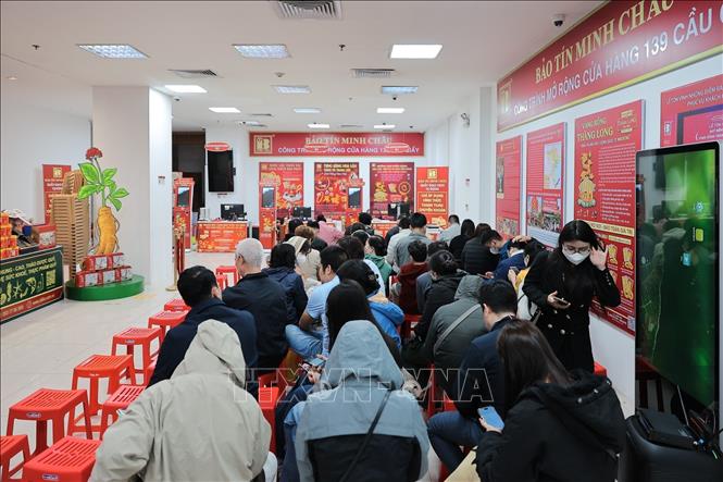 Từ 4h sáng, dòng người nối dài tại cửa tiệm vàng trong ngày vía Thần Tài. Ảnh: Lê Đông - TTXVN