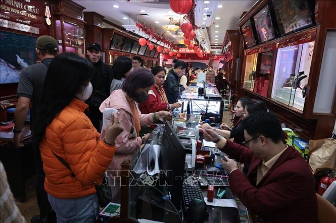 Đông đảo người dân mua sắm vàng Ngày vía Thần Tài tại các cửa hàng trên phố Trần Nhân Tông. Ảnh: Trần Việt - TTXVN 