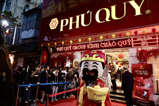 Người dân xếp hàng chờ mua vàng ở cửa hàng Công ty Phú Quý (Trần Nhân Tông, Hà Nội) từ sáng sớm. Ảnh: Trần Việt - TTXVN  