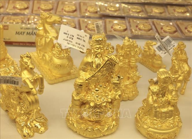 Đa dạng sản phẩm linh vật năm Bính Ngọ phục vụ nhu cầu của khách hàng trong ngày vía Thần tài. Ảnh: Trần Việt - TTXVN 