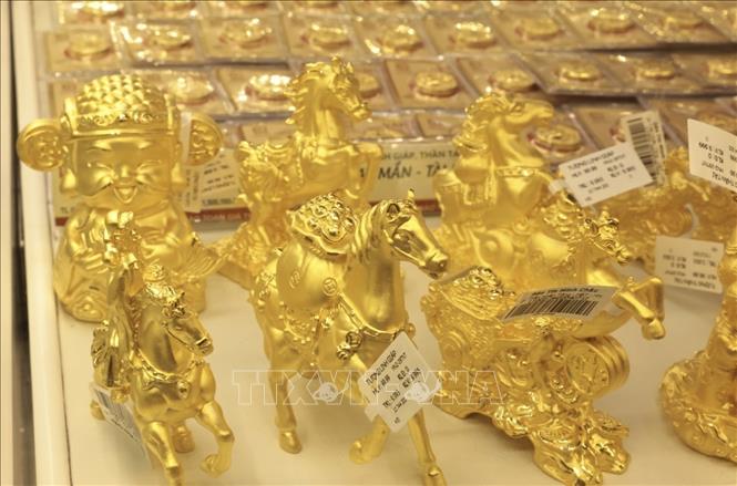 Đa dạng sản phẩm linh vật năm Bính Ngọ phục vụ nhu cầu của khách hàng trong ngày vía Thần tài. Ảnh: Trần Việt - TTXVN 