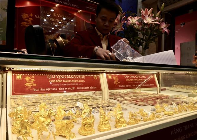 Đa dạng sản phẩm linh vật năm Bính Ngọ phục vụ nhu cầu của khách hàng trong ngày vía Thần tài. Ảnh: Trần Việt - TTXVN 