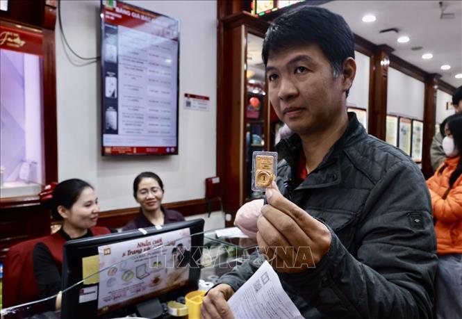 Người dân mua vàng ngày vía Thần tài kỳ vọng cho năm mới may mắn, thuận lợi. Ảnh: Trần Việt - TTXVN 