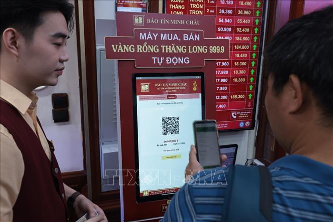 Khách hàng giao dịch vàng trị giá trên 20 triệu đồng bắt buộc phải chuyển khoản. Ảnh: Trần Việt - TTXVN 