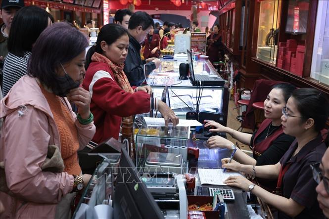 Đông đảo người dân mua sắm vàng trong ngày vía Thần tài. Ảnh: Trần Việt - TTXVN 