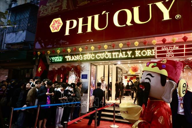Người dân xếp hàng chờ mua vàng ở cửa hàng Công ty Phú Quý (Trần Nhân Tông, Hà Nội) từ rất sớm. Ảnh: Trần Việt - TTXVN 