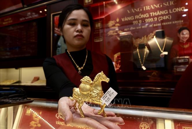 Linh vật năm Bính Ngọ, sản phẩm được nhiều khách hàng ưa chuộng năm nay. Ảnh: Trần Việt - TTXVN 