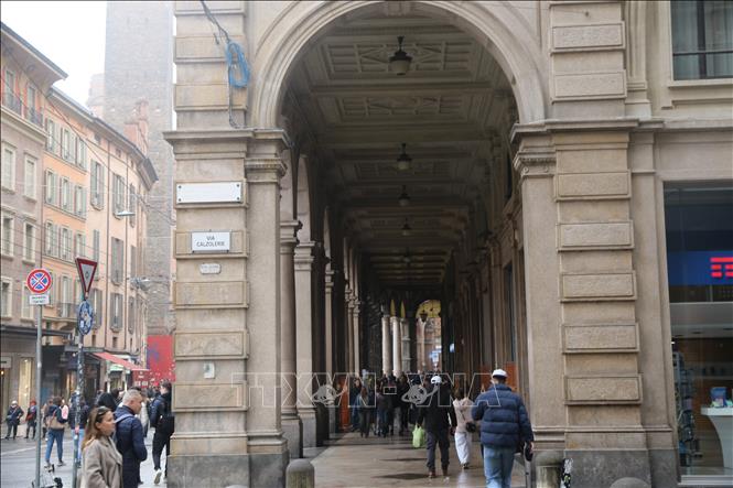 Cuộc sống nhộn nhịp dưới mái vòm tại Bologna. Ảnh: Dương Hoa - PV TTXVN tại Italy