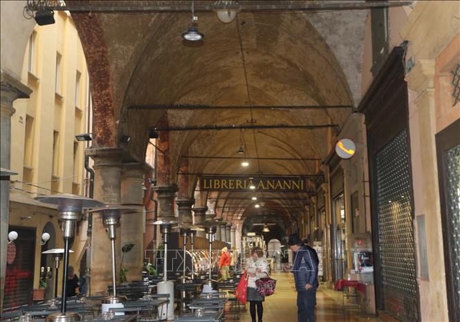 Người dân và du khách nhộn nhịp dưới mái vòm tại Bologna. Ảnh: Dương Hoa - PV TTXVN tại Italy