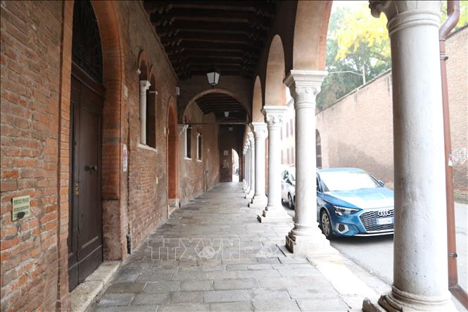 Hàng lang trần gỗ và cột trang trí tại Bologna. Ảnh: Dương Hoa- PV TTXVN tại Italy