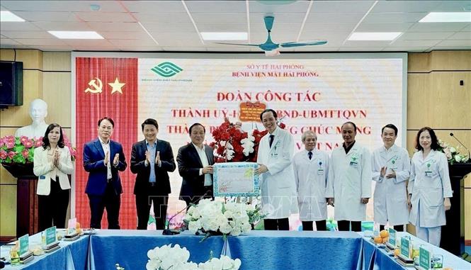Phó Bí thư Thành ủy, Chủ tịch HĐND thành phố Hải Phòng Lê Văn Hiệu chúc mừng, tặng quà tập thể y bác sĩ Bệnh viện Mắt Hải Phòng. Ảnh: Minh Huệ-TTXVN