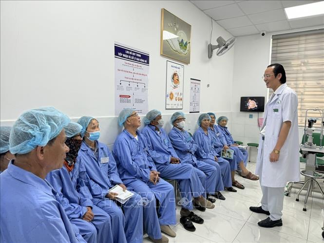 Bác sĩ chuyên khoa II Nguyễn Đức Quân, Giám đốc Bệnh viện Mắt Hải Phòng động viên các bệnh nhân. Ảnh: Minh Huệ-TTXVN