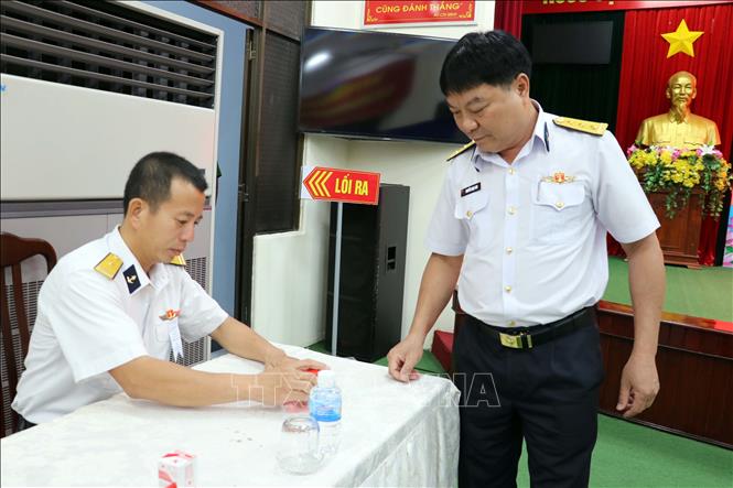 Đóng dấu hoàn thành việc bỏ phiếu tại Khu vực bỏ phiếu số 1 (Hải đoàn 129 Hải quân). Ảnh: Đoàn Mạnh Dương-TTXVN