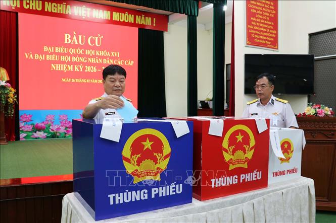 Cử tri bỏ phiếu bầu tại Khu vực bỏ phiếu số 1 (Hải đoàn 129 Hải quân). Ảnh: Đoàn Mạnh Dương-TTXVN