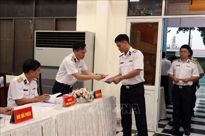 Cử tri nhận phiếu bầu tại Khu vực bỏ phiếu số 1 (Hải đoàn 129 Hải quân). Ảnh: Đoàn Mạnh Dương-TTXVN