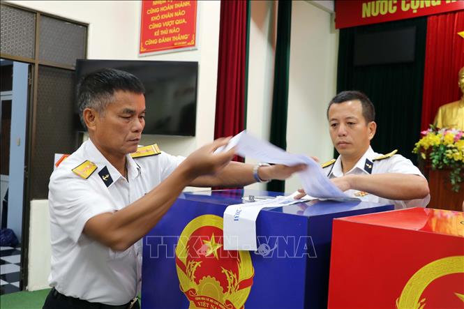 Niêm phong thùng phiếu tại Khu vực bỏ phiếu số 1 (Hải đoàn 129 Hải quân). Ảnh: Đoàn Mạnh Dương-TTXVN