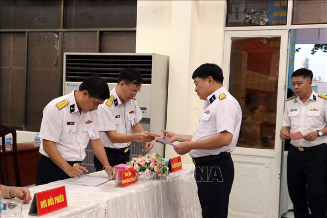 Cử tri nhận phiếu bầu tại Khu vực bỏ phiếu số 1 (Hải đoàn 129 Hải quân). Ảnh: Đoàn Mạnh Dương-TTXVN