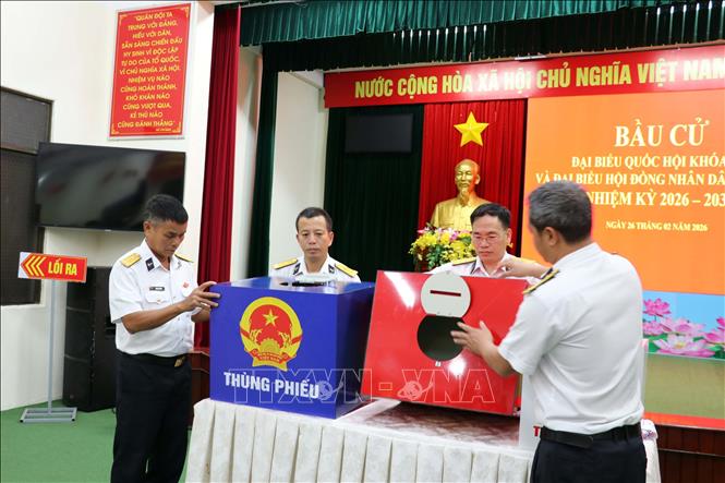 Kiểm tra thùng phiếu tại Khu vực bỏ phiếu số 1 (Hải đoàn 129 Hải quân). Ảnh: Đoàn Mạnh Dương-TTXVN