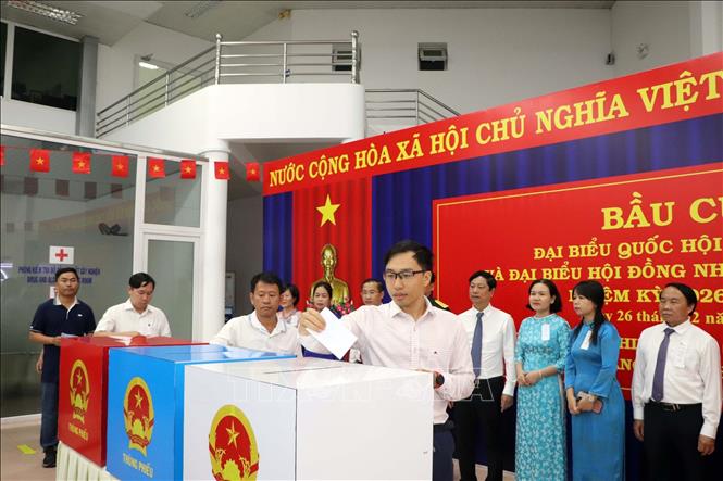 Cử tri bỏ phiếu tại Khu vực bỏ phiếu số 4 (Sân bay Vũng Tàu). Ảnh: Huỳnh Ngọc Sơn-TTXVN