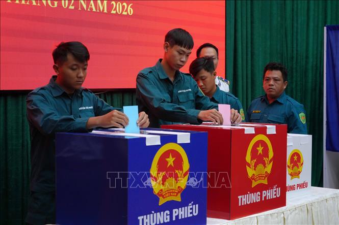 Cử tri bỏ phiếu bầu tại Khu vực bỏ phiếu số 3 (Chi đội Kiểm ngư số 2). Ảnh: Hoàng Thị Nhị-TTXVN