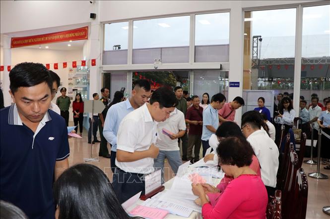 Cử tri nhận phiếu bầu tại Khu vực bỏ phiếu số 4 (Sân bay Vũng Tàu). Ảnh: Huỳnh Ngọc Sơn-TTXVN