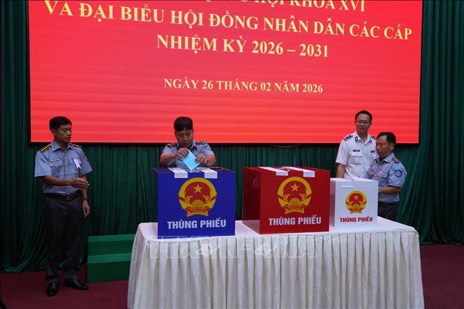 Cử tri bỏ phiếu bầu tại Khu vực bỏ phiếu số 3 (Chi đội Kiểm ngư số 2). Ảnh: Hoàng Thị Nhị-TTXVN