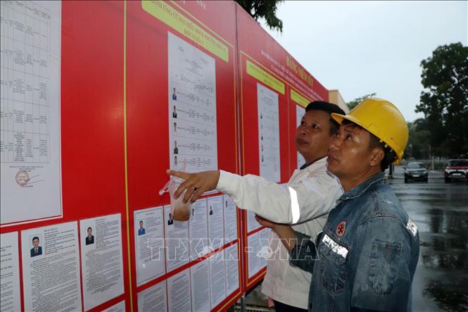 Cử tri xem tiểu sử các ứng cử viên tại Khu vực bỏ phiếu số 4 (Sân bay Vũng Tàu). Ảnh: Huỳnh Ngọc Sơn-TTXVN