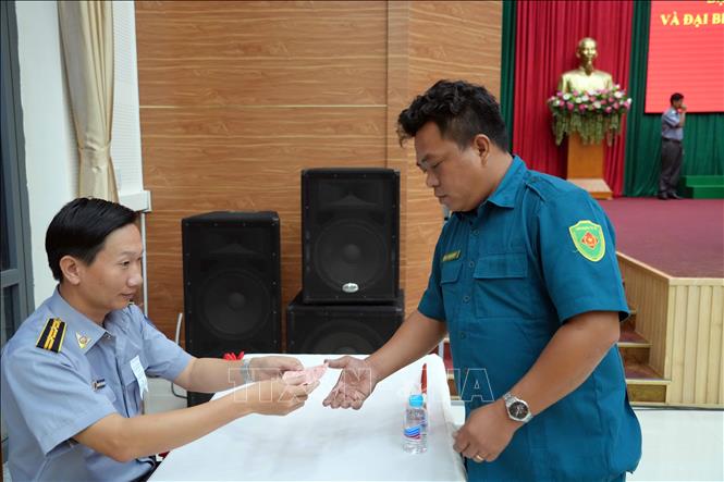 Đóng dấu đã bỏ phiếu bầu tại Khu vực bỏ phiếu số 3 (Chi đội Kiểm ngư số 2). Ảnh: Hoàng Thị Nhị-TTXVN