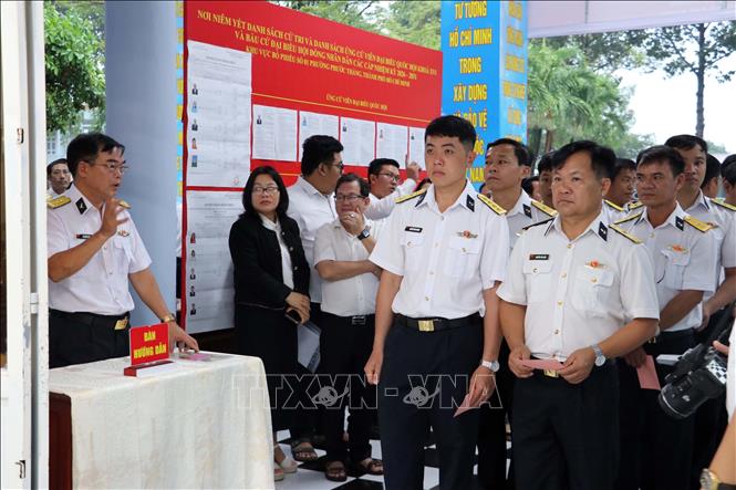 Các cử tri nghe phổ biến tại Khu vực bỏ phiếu số 1 (Hải đoàn 129 Hải quân). Ảnh: Đoàn Mạnh Dương-TTXVN