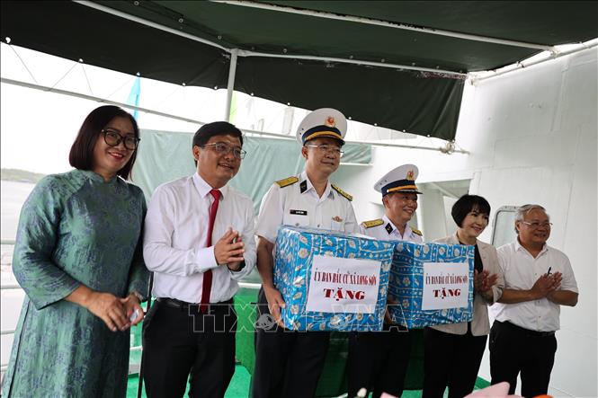 Lãnh đạo xã Long Sơn tặng quà tổ bầu cử sớm trên biển của Bộ Tư lệnh Vùng 2 Hải quân. Ảnh: Hoàng Nhị - TTXVN