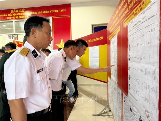 Cử tri Bộ Tư lệnh Vùng 2 Hải quân theo dõi danh sách bầu cử. Ảnh: Hoàng Nhị - TTXVN