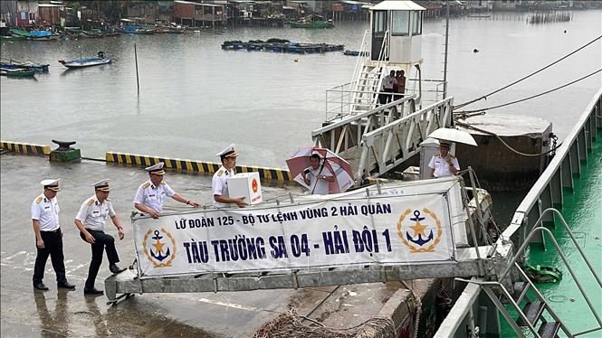 Ngay sau lễ khai mạc, hai tàu Trường Sa 04 và Trường Sa 21 mang theo những hòm phiếu đỏ thắm cùng niềm tin và kỳ vọng của đất liền hướng ra khơi xa. Ảnh: TTXVN phát