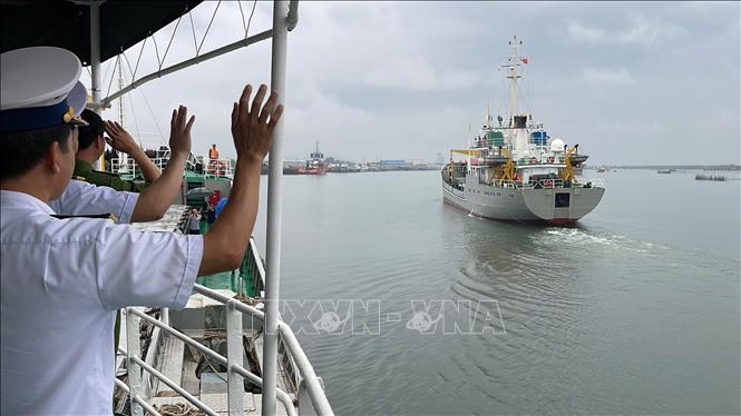 Ngay sau lễ khai mạc, hai tàu Trường Sa 04 và Trường Sa 21 mang theo những hòm phiếu đỏ thắm cùng niềm tin và kỳ vọng của đất liền hướng ra khơi xa. Ảnh: TTXVN phát