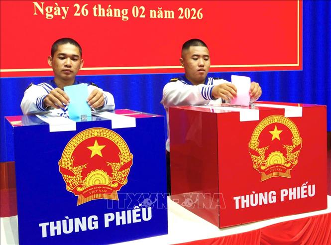 Cán bộ, chiến sĩ Vùng 2 Hải quân bày tỏ niềm vinh dự khi là đơn vị đầu tiên của cả nước thực hiện nhiệm vụ bầu cử sớm. Ảnh: TTXVN phát
