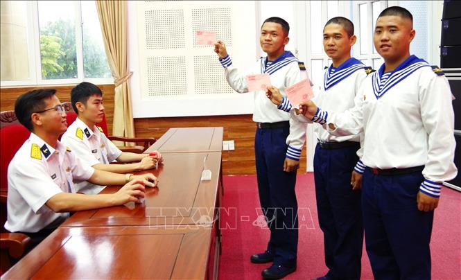 Cán bộ, chiến sĩ Vùng 2 Hải quân bày tỏ niềm vinh dự khi là đơn vị đầu tiên của cả nước thực hiện nhiệm vụ bầu cử sớm. Ảnh: TTXVN phát