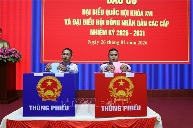 Cử tri bỏ phiếu bầu cử tại điểm bỏ phiếu sớm Bộ tư lệnh Vùng 2 Hải quân. Ảnh: Haongf Nhị - TTXVN