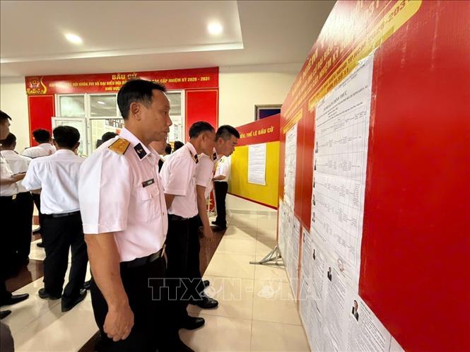 Cử tri Bộ Tư lệnh Vùng 2 Hải quân xem danh sách bầu cử. Ảnh: Hoàng Nhị - TTXVN