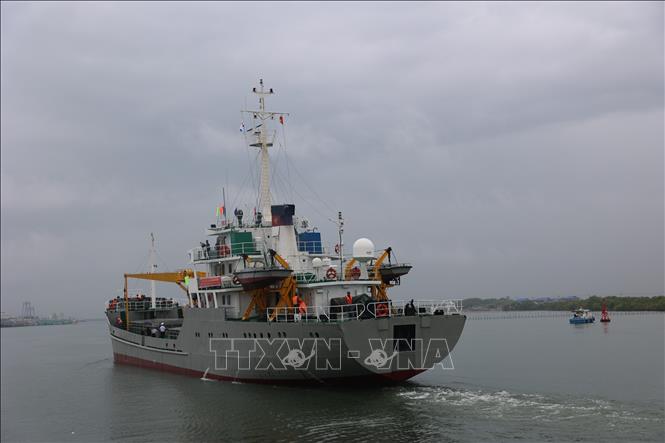 Tàu Trường Sa 21 lên đường làm nhiệm vụ bỏ phiếu sớm trên biển. Ảnh: Hoàng Nhị - TTXVN