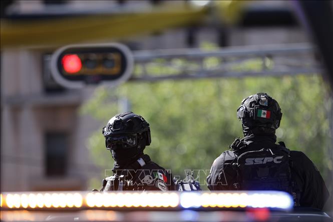 Lực lượng an ninh gác tại Mexico City, Mexico, ngày 23/2/2026. Ảnh: THX/TTXVN