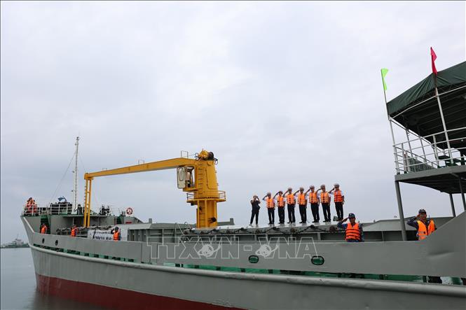 Tàu Trường sa 04 Bộ Tư lệnh Vùng 2 Hải quân rời cảng chở tổ bầu cử và thùng phiếu lên đường làm nhiệm vụ trên biển. Ảnh: Hoàng Nhị - TTXVN